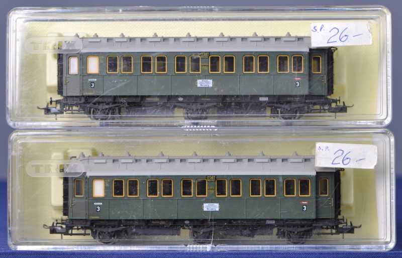 Twee sneltreinrijtuigen 3de klasse van de Deutsche reichsbahn voor spoortype HO In originele dozen.