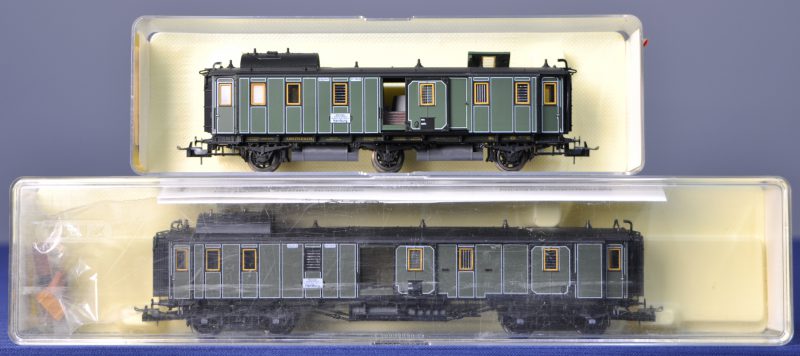 Twee verschillende sneltrein bagagewagons van de Koninklijke Beierse Staatsspoorwegen voor spoortype HO. In originele dozen.