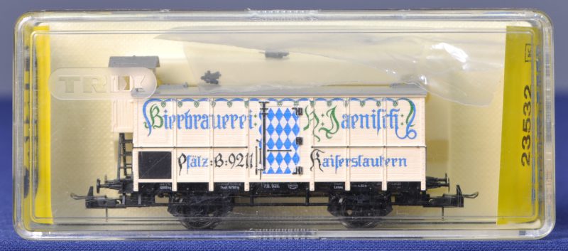 Een gesloten bierwagon van ‘Bierbrauerei Jaenisch - Kaiserslautern’ voor spoortype HO. In originele doos.