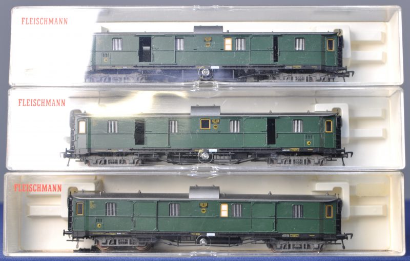 Drie sneltrein bagagewagons van de Deutsche Reichsbahn voor spoortype HO. In originele dozen.