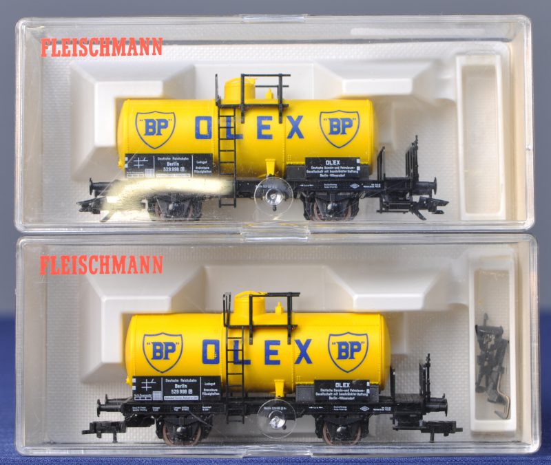Twee tankwagons van ‘BP Olex’ voor de Deutsche Reichsbahn voor spoortype HO. In originele dozen.