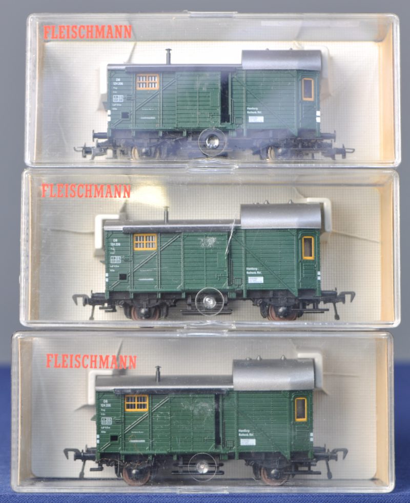 Drie gesloten goederenwagons van de Duitse spoorwegen voor spoortype HO.