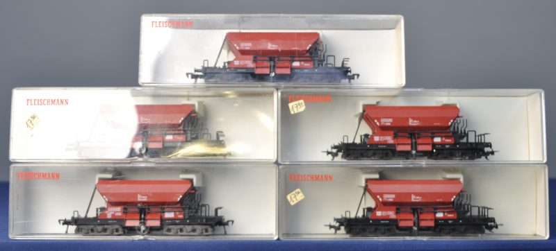 Vijf zelflossende ertswagons van de Duitse spoorwegen voor spoortype HO. In originele dozen.