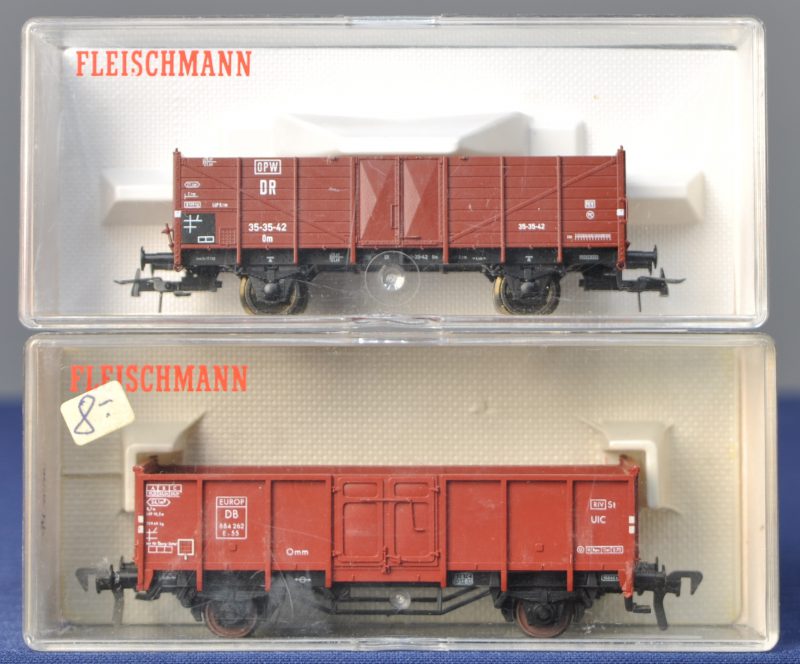 Twee verschillende open goederenwagons, waarbij één van de Deutsche Bundesbahn en de andere van de Deutsche Reichsbahn. Spoortype HO. In originele dozen.
