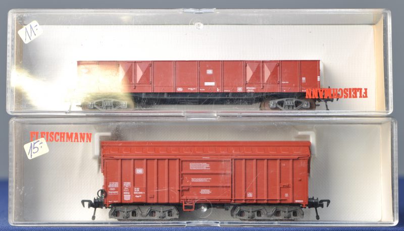 Een open en een gesloten goederenwagon van de Deutsche Bundesbahn voor spoortype HO. In originele dozen.