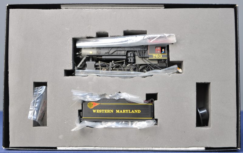Een Baldwin 2-8-0 stoomlocomotief met getrokken tender van Western Maryland voor spoortype HO. In originele doos.