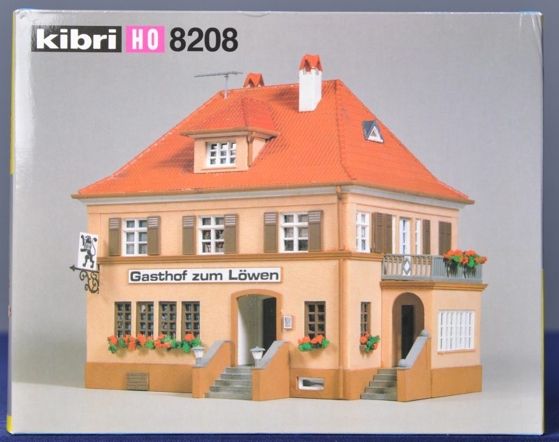 “Gasthof zum Löwen”. Een modelbouwkit. Compleet en in originele doos.