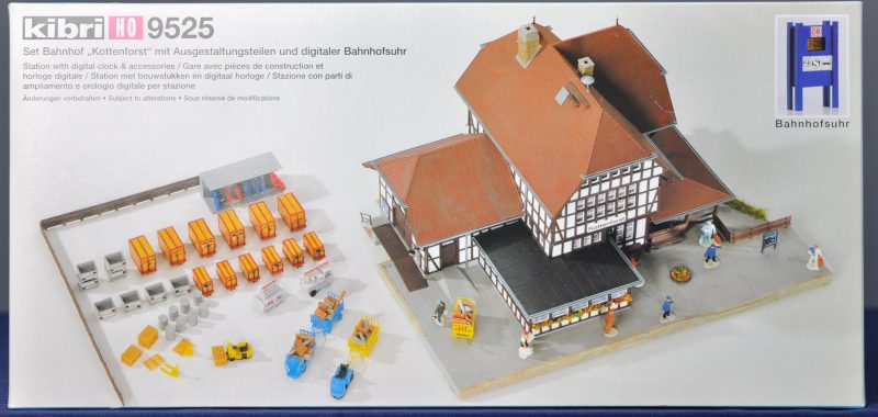 “Stationsgebouw Kottenforst met digitale stationsklok en bagagewagentjes”. Een modelbouwkit. Compleet en in originele doos.
