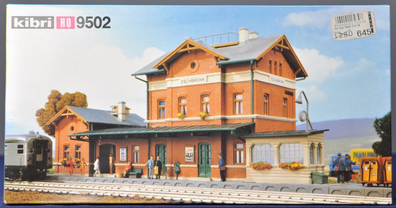 “Stationsgebouw Eschbronn”. Een modelbouwkit. Compleet en in originele doos.