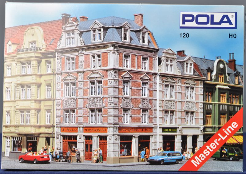 “Hoekhuis Mozartstraat 22”. Een modelbouwkit op schaal HO. Compleet en in originele doos.
