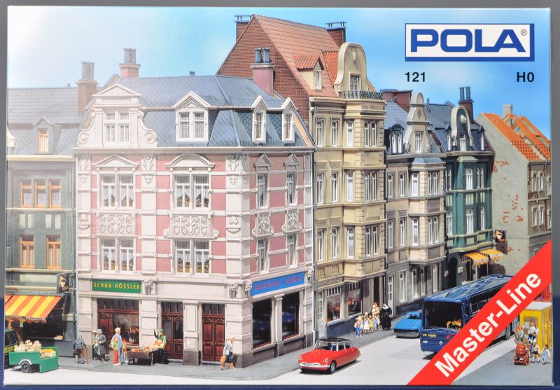 “Hoekhuis Mozartstraat 12”. Een modelbouwkit op schaal HO. Compleet en in originele doos.