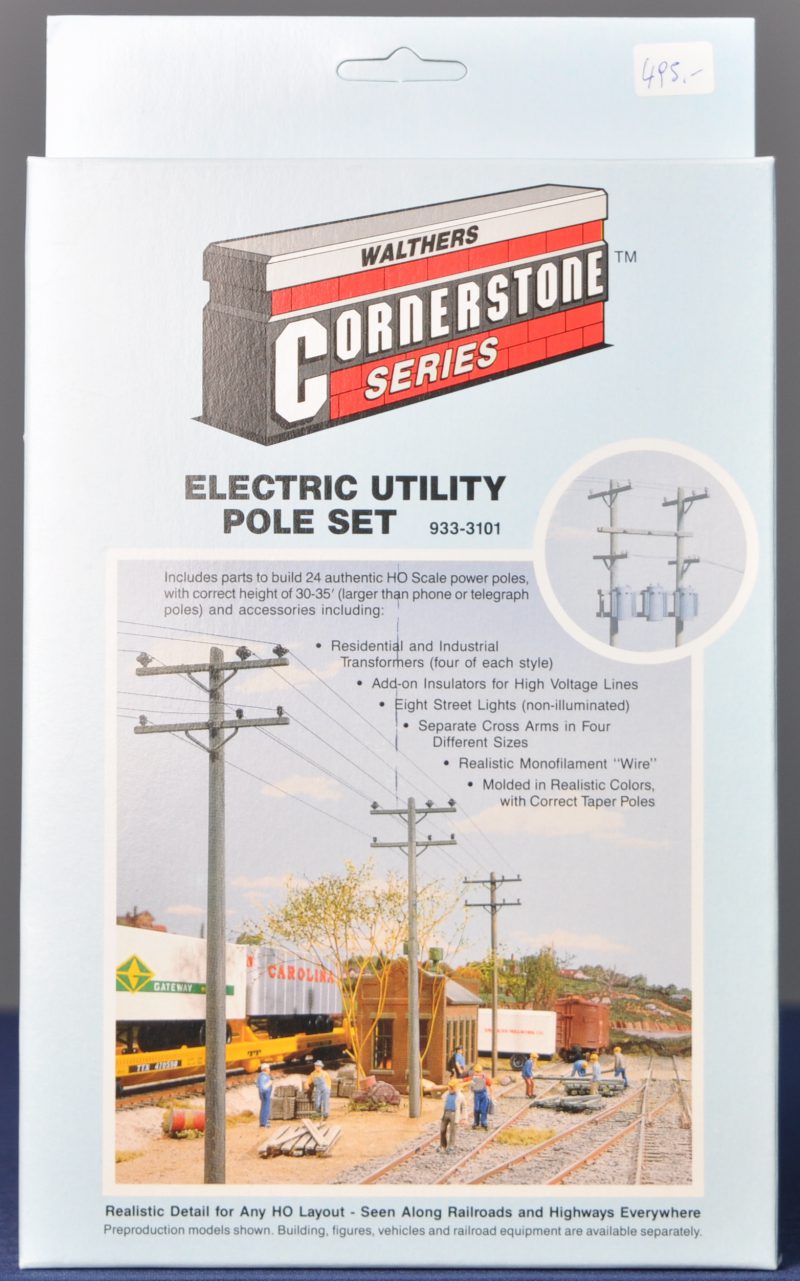 “Electric Utility Pole Set”. Een set voor het bouwen van 24 palen met kabel en transformators op schaal HO. Compleet en in originele doos.
