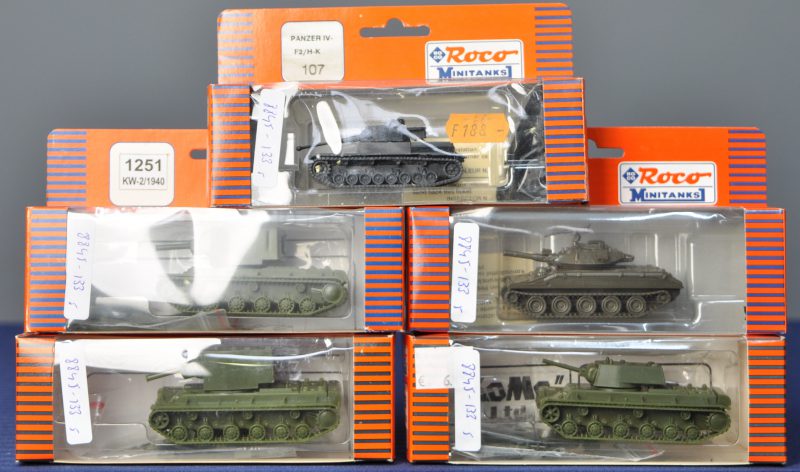 Een lot van vijf militaire voertuigen op schaal HO:- Panzer IV tank.- Sheridan tank.- KW-1 tank.- KW-2 tank X2.In originele doosjes.