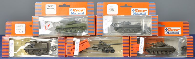 Een lot van vijf militaire voertuigen op schaal HO:- Long Tom veldkanon.- M-4 tractor.- Sherdidan tank.- BT-7 tank.- KW-2 tank. In originele doosjes.