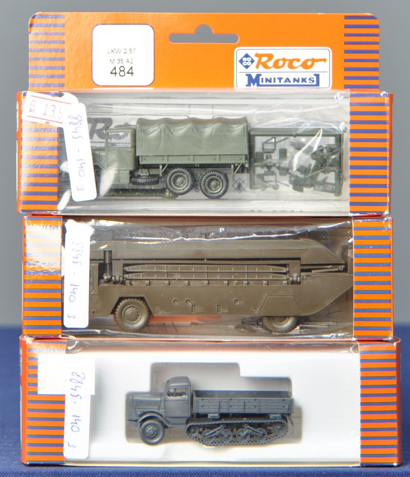 Drie militaire voertuigen op schaal HO:- Alligator bruggenlegger.- LKW transportvrachtwagen.- Opel Blitz ‘Maultier’.In originele doosjes.