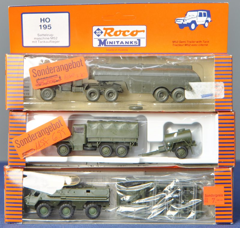 Drie militaire voertuigen op schaal HO:- Trekker met tankwagen.- M34 transportvrachtwagen met tankaanhanger.- NBC Fox.In originele doosjes.