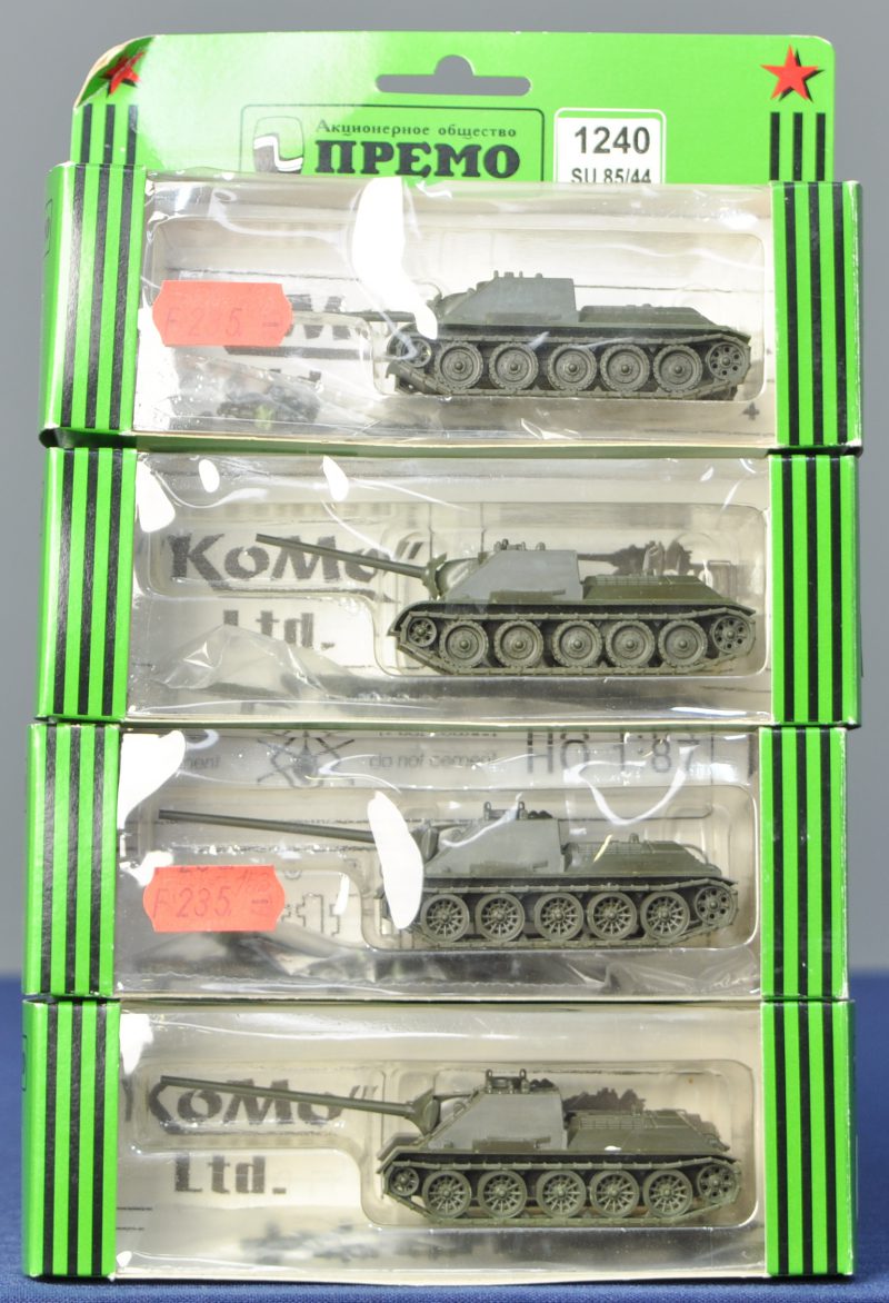 Twee SU-85/44 en twee SU-100/45 tanks op schaal HO. In originele verpakkingen.