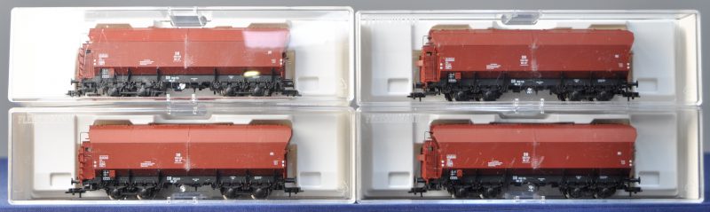Vier graanwagens met remmershuis van de Deutsche Bundesbahn voor spoortype HO. In originele dozen.
