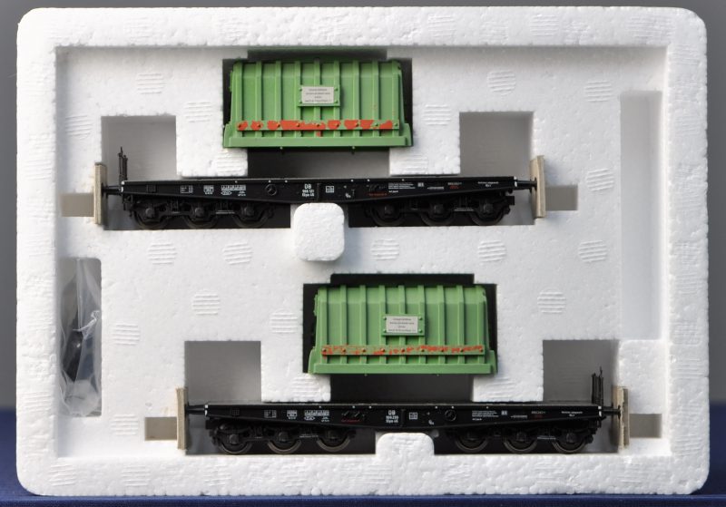 Twee goederenwagons van de Deutsche Bundesbahn met thermoplastische kappen voor spoortype HO. In originele doos.