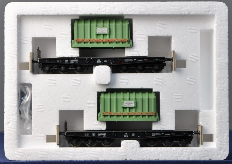Twee goederenwagons van de Deutsche Bundesbahn met thermoplastische kappen voor spoortype HO. In originele doos.