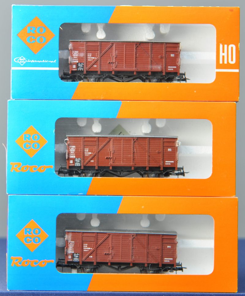 Drie gesloten goederenwagons van de Duitse spoorwegen voor spoortype HO. In originele dozen.