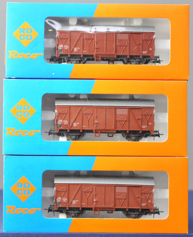 Drie gesloten metalen goederenwagons van de Duitse spoorwegen voor spoortype HO. In originele dozen.