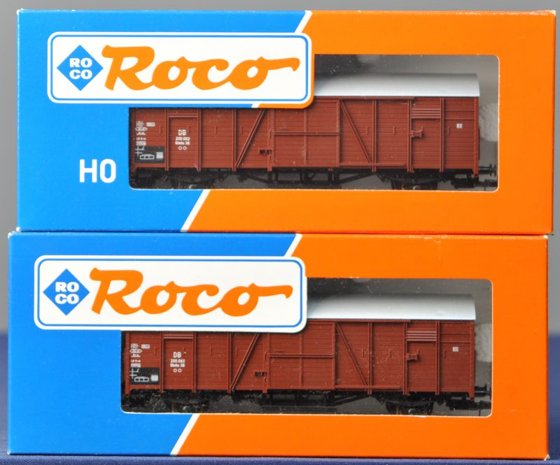 Twee gesloten goederenwagons van de Duitse spoorwegen voor spoortype HO. In originele dozen.