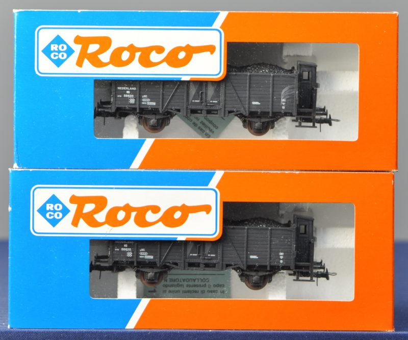 Twee beladen open kolenwagons van de Nederlandse spoorwegen voor spoortype HO. In originele dozen.