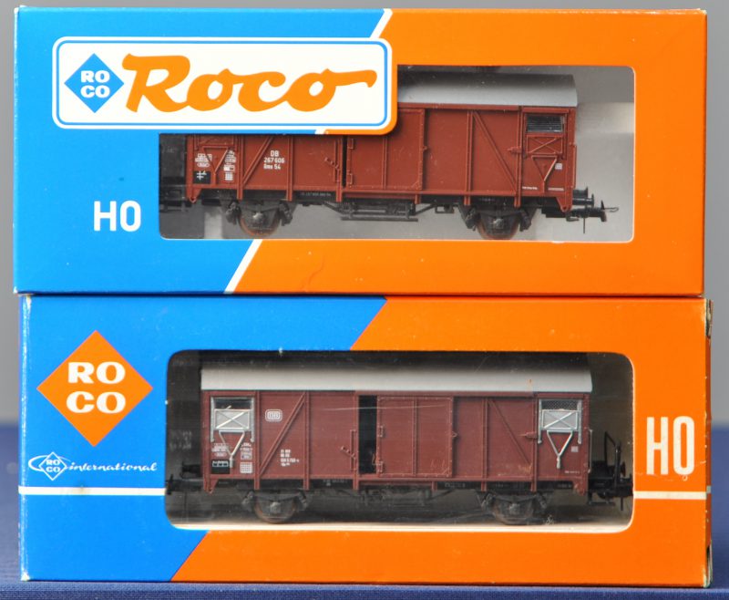 Twee gesloten goederenwagons met sluitbare raampjes van de Duitse spoorwegen voor spoortype HO. in originele dozen.