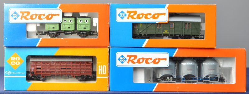 Vier verschillende goederenwagons van de Duitse spoorwegen voor spoortype HO: - Beestenwagen.- Postwagen Deutsche Bundespost.- Wagon met drie containers van Schwarzkopf.- Silowagon van de Deutsche Reichsbahn.