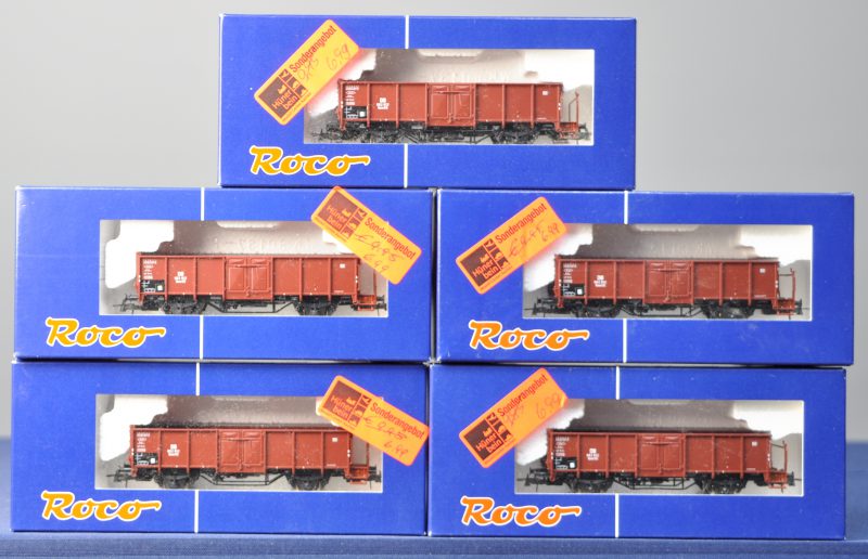 Vijf open goederenwagons van de Duitse spoorwegen voor spoortype HO. In originele dozen.