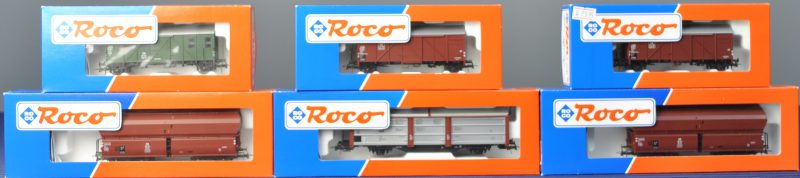 Een lot van zes goederenwagons, bestaande uit drie gesloten goederenwagens (DB), twee zijlossers (DB) en een gesloten metalen wagon (DB). In originele dozen. Zonder wielen.