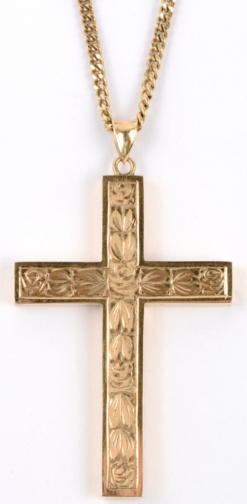 Een 18 karaats geel gouden ketting met hanger in de vorm van een kruis.