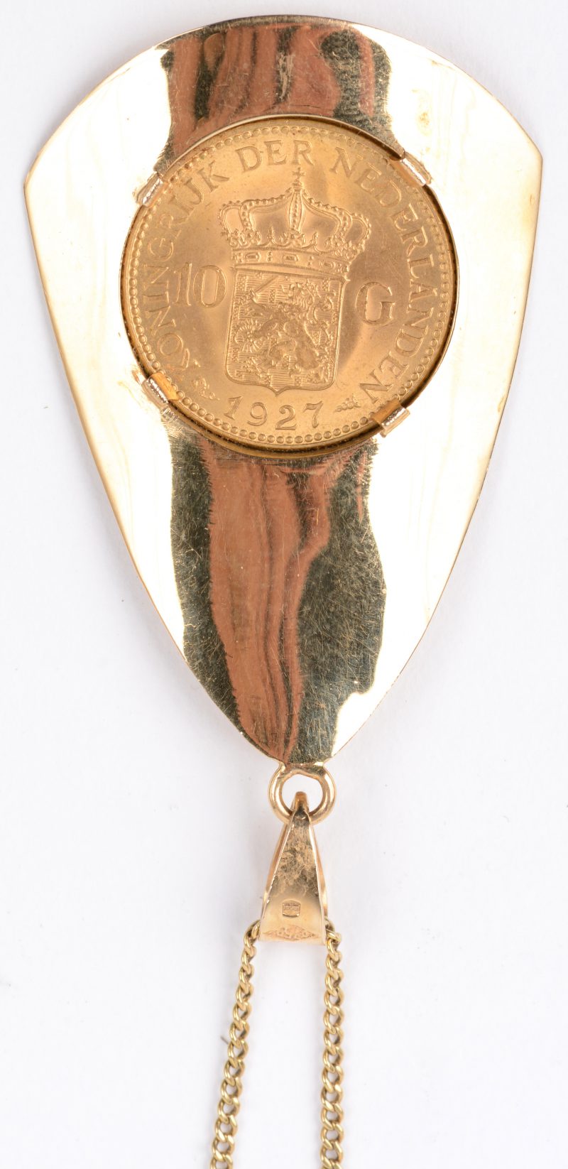 Een 18 karaats geel gouden ketting met hanger bezet met een munt van 10 gulden. Koningin Wilhelmina. 1927.