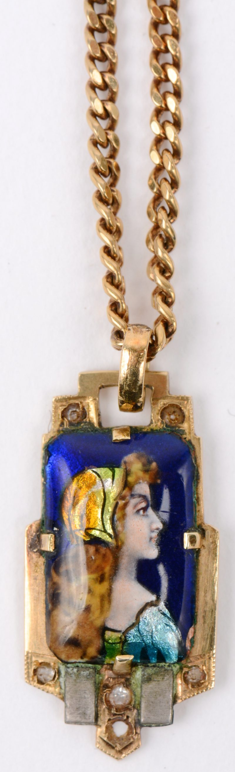 Een 18 karaats geel gouden ketting met hanger bezet met een damesportret van email. Gesigneerd. L. Clement. Limoges.