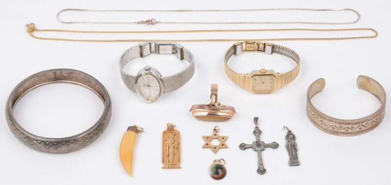 Een zilveren armband en kruisje bezet met markasiet, twee horloges en een aantal fantasiejuwelen.