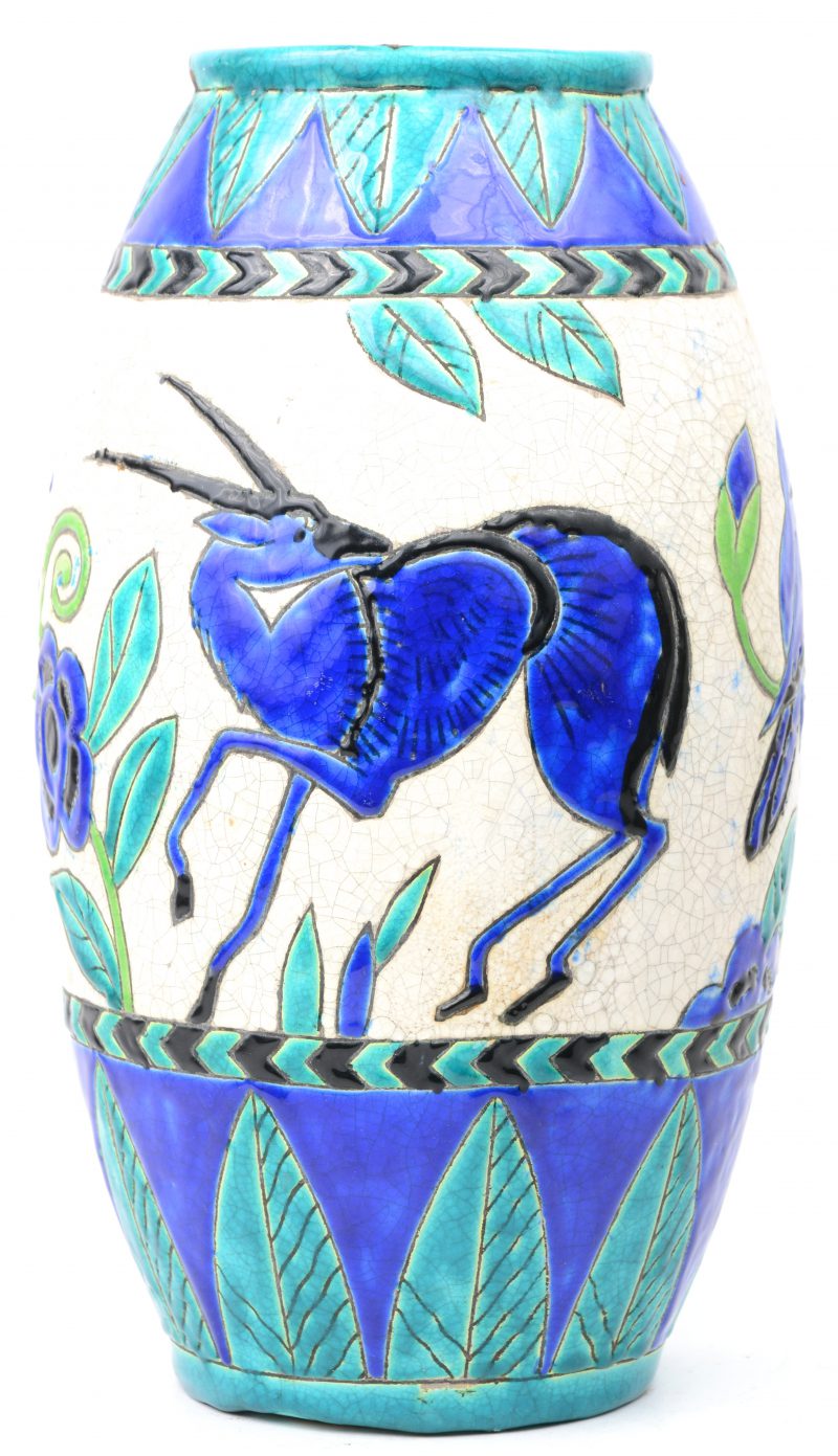 Een vaas van aardewerk met een meerkleurig reliëfdecor van dieren. Onderaan gemerkt. Decor ‘La Maîtrise’ D806.