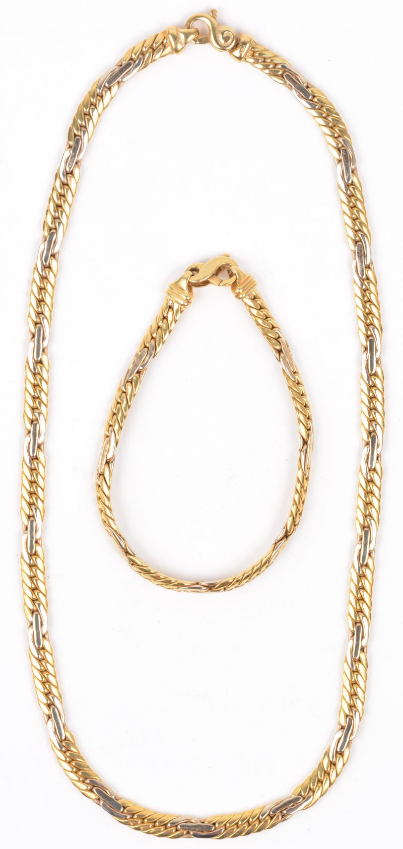 Een 18 karaats twee kleurige geel gouden halssnoer met bijpassende armband.