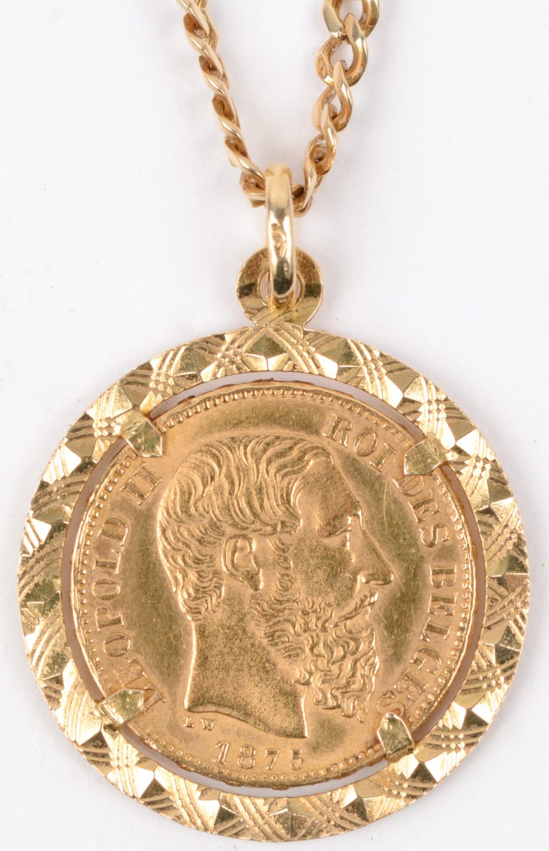 Een 18 karaats geel gouden ketting met hanger bezet met een munt. 1875. Leopold II.