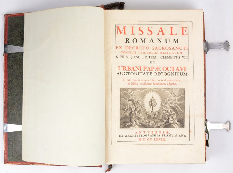 Een Romeins misboek in met goud versierde lederen band met verzilverde sloten. Uitgegeven bij Plantin. Antwerpen, 1773. In zeer goede staat.