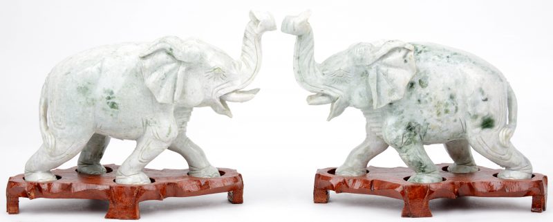 Een paar olifanten van jadeïet, met houten sokkeltjes. Chinees werk.