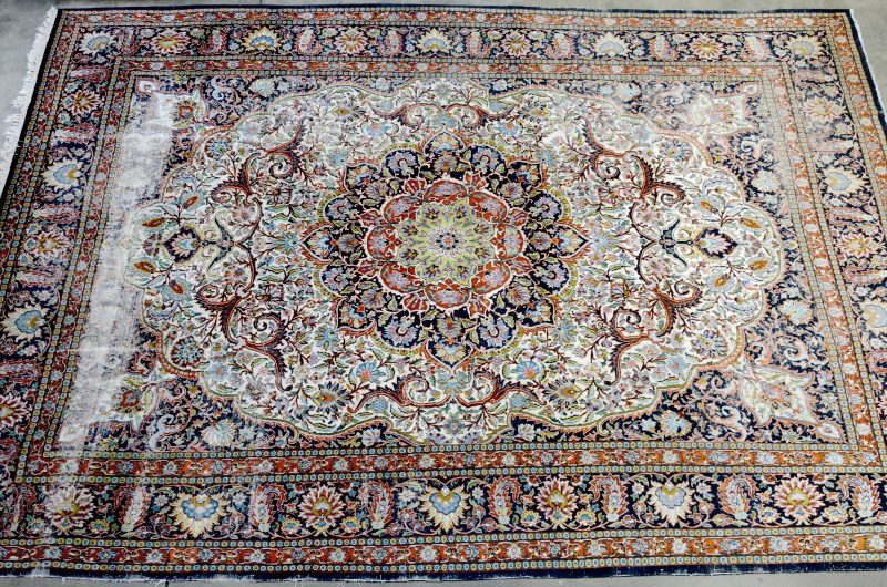 Handgeknoopt Kashmir tapijt van wol en zijde. Met slijtage aan de randen.