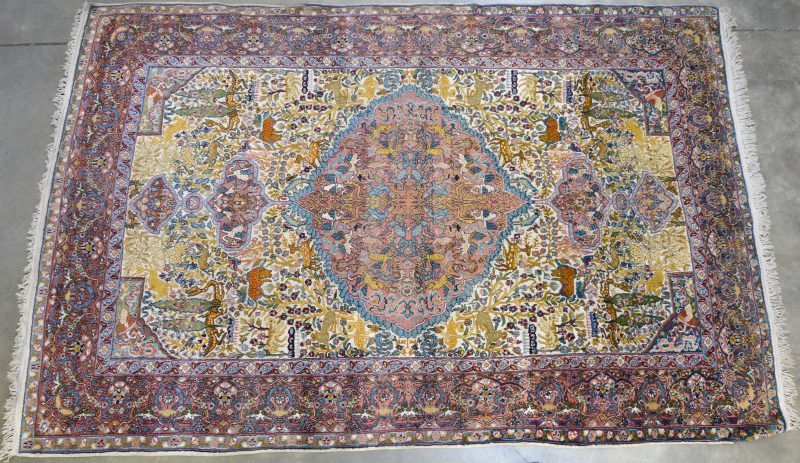 Handgeknoopt Kashmir tapijt van wol en zijde, met dierentaferelen.