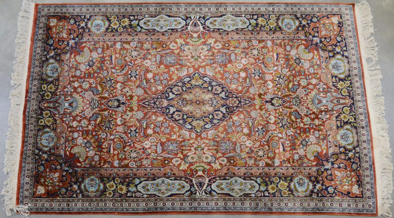 Handgeknoopt Kashmir tapijt van wol en zijde.