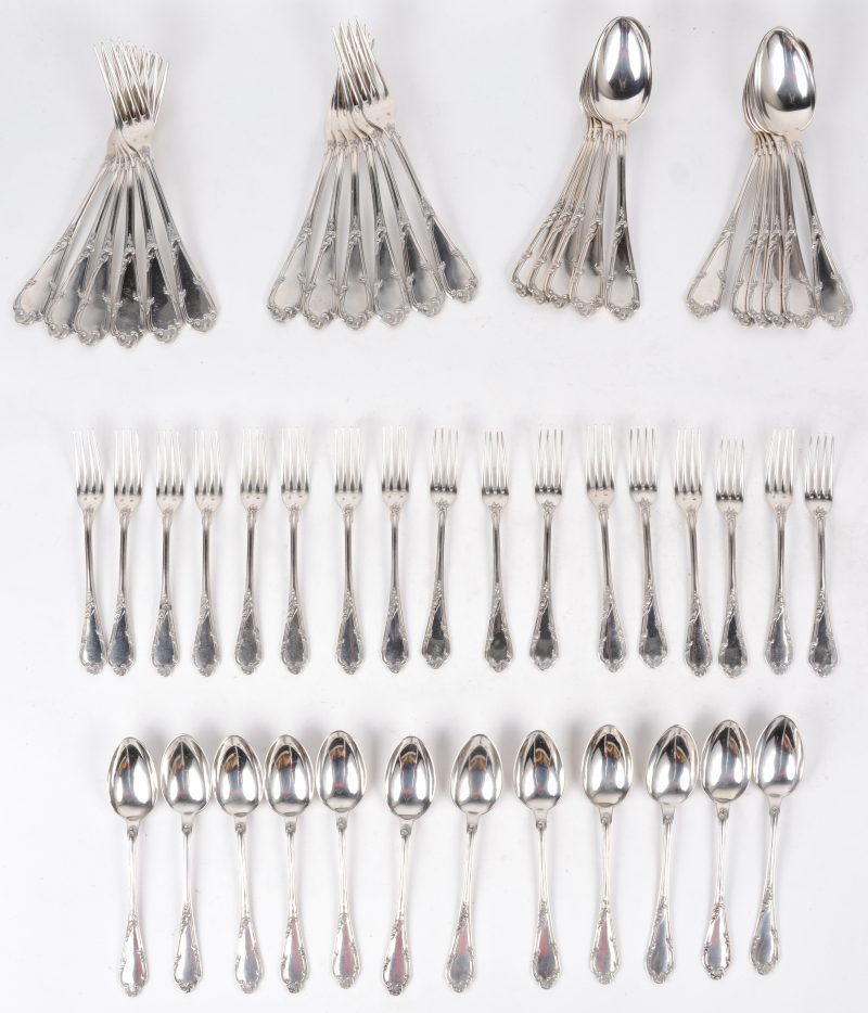 Een 800‰ zilveren bestek met een Lodewijk XV-motief, bestaande uit 11 grote lepels, 12 kleine lepels, 15 kleine vorken en 12 grote vorken. Gemerkt van Delheid.