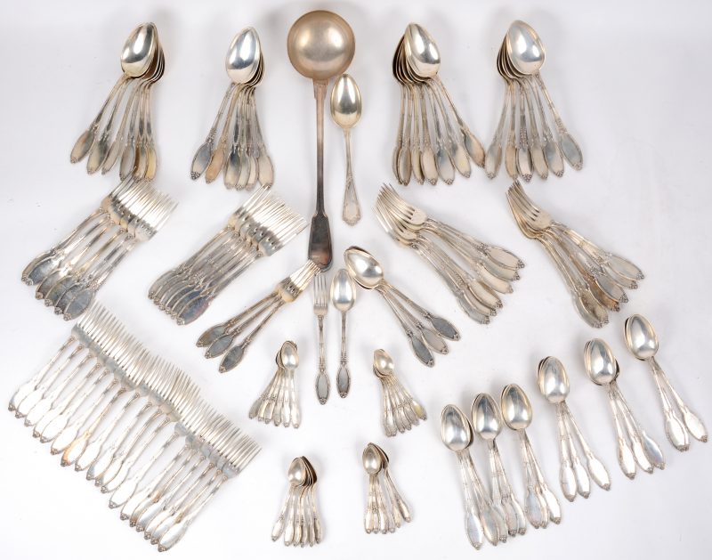 Een zilveren bestek met Lodewijk XVI-motief, bestaande uit 24 koffielepeltjes, 22 kleine lepels, 26 lepels, 22 kleine vorken en 21 grote vorken. Gemerkt van Delheid.
