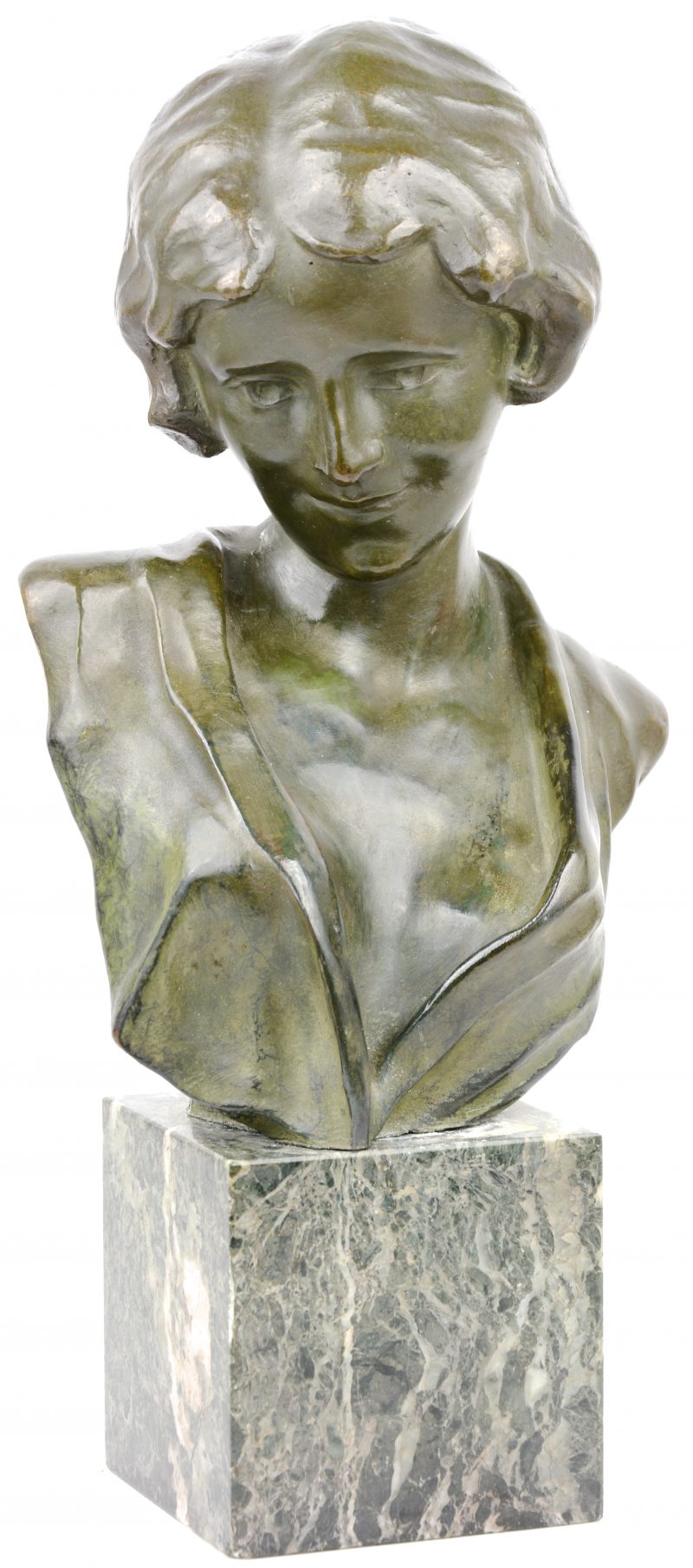 Een jongedamesbuste van groengepatineerd brons op een groen marmeren sokkel. Achteraan gesigneerd ‘Gramions’ en met gieterijstempel.
