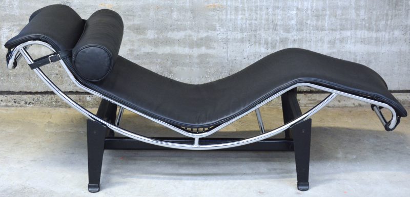 Een metaal en lederen chaise longue naar het ontwerp van Corbusier.