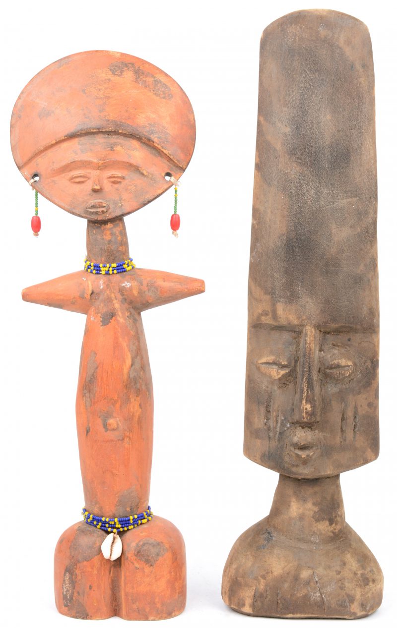 Een Akuba en een ander gesculpteerd Afrikaans houten beeld.