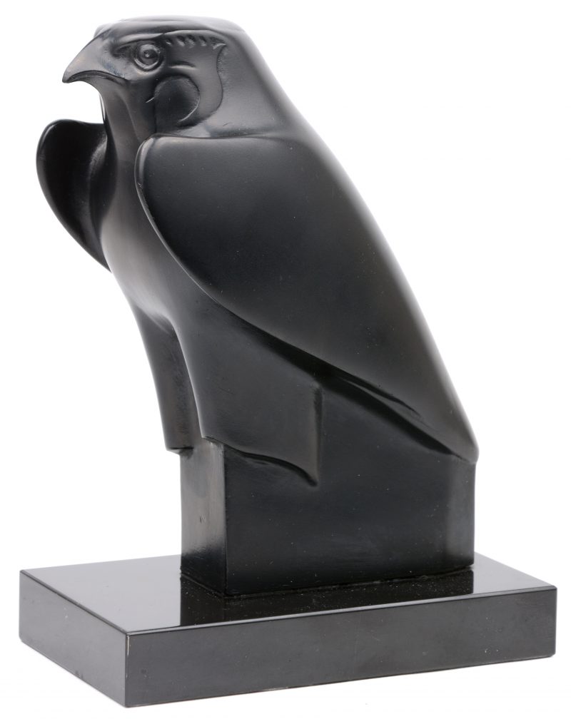 “Horus”. Een beeldje van kunststof naar een voorbeeld uit het Oude Egypte, tentoongesteld in het Louvre.
